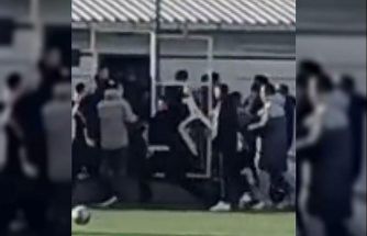 İzmir’de U18 maçında saha karıştı: Sandalyeler havada uçuştu