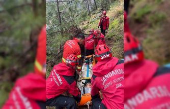 Kabak Koyu’nda kayalıklardan düşen genç kurtarıldı