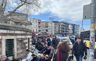 Kadıköy’de cami cemaati mağduriyeti: Namazı sokaklarda kılıyorlar