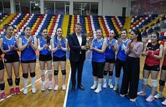 Kadın voleybol takımı namağlup şampiyon oldu