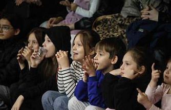 Kahkaha dolu oyun Erenler’de sahnelendi, vatandaşlardan tam not aldı