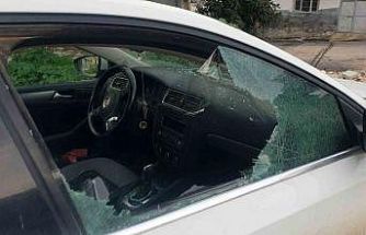 Kaldırım taşıyla camını kırdıkları otomobilden depremzede vatandaşın 100 bin TL’sini çaldılar