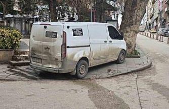 Kaldırıma park araç sürüsüne tepki geldi