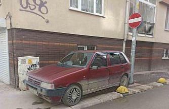 Kaldırıma park eden sürücü hem yayaları hem de engellileri hiçe saydı