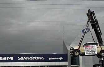 Kamyoneti vinç ile asıp firma önünde eylem yaptı