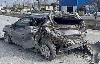 Kamyonun çarptığı otomobil adeta preslendi: 1 yaralı