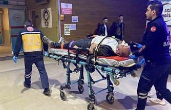 Kamyonun kasasından düşen işçi yaralandı