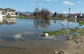Kanalizasyon şebekesi çöktü inşaatlar su içinde kaldı
