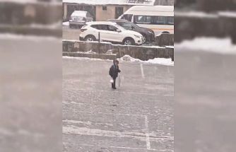 Kar altında İstiklal Marşı’nı okuyan çocuk yürekleri ısıttı