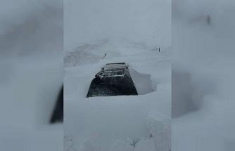 Kar kalınlığı 2 metreyi buldu, araçlar kara gömüldü