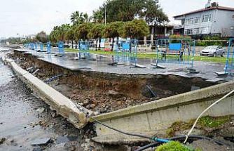 Karadeniz’de dev dalgalar sahili yıktı geçti