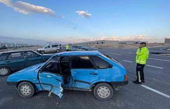 Karaman’da iki otomobil çarpıştı: 2 yaralı