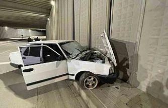 Karaman’da kontrolden çıkan otomobil alt geçidin duvarına çarptı
