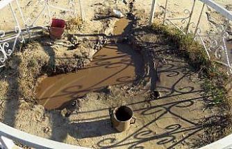 Karaman’da mezarlıkta çıkan yağlı çamurun şifa dağıttığına inanılıyor