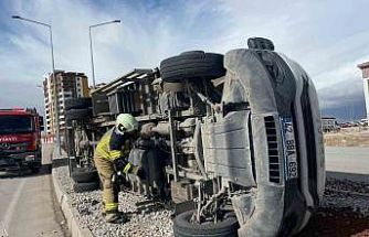 Karaman’da şiddetli fırtına kamyoneti devirdi, çatılar uçtu
