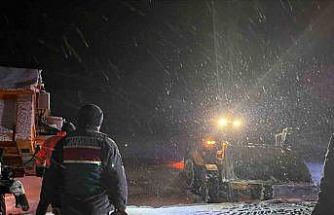 Karda mahsur kalan araçların imdadına Jandarma ekipleri yetişti