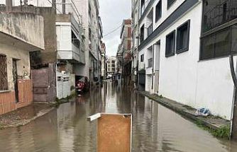 Karşıyaka’da sağanak sonrası sokaklar göle döndü