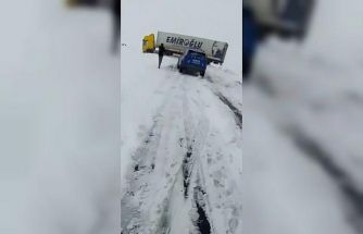 Kars’ta kayan tır kara yolunu ulaşıma kapattı