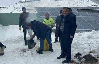 Kars’ta köylüler, içmesuyu için kurdukları GES sitemlerinin karını imece usulü temizliyor