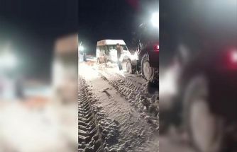 Kars’ta minibüs kara saplandı, mahsur kalan vatandaşlar kurtarıldı