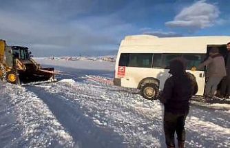 Kars’ta yolda mahsur kalan öğrencilerin imdadına ekipler yetişti