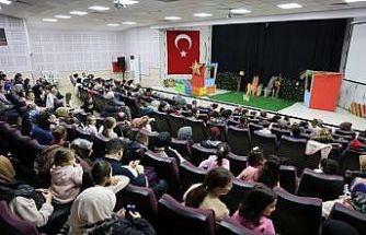 Kartepe’de çocuklar "Meraklı Civciv" oyununu izledi