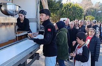 Kaskını kız arkadaşına verdiği kazada hayatını kaybeden motosiklet sürücüsü için lokma dağıtıldı