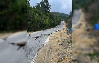 Kastamonu’da heyelan sebebiyle çatlaklar oluşan yol ulaşıma kapatıldı