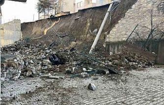 Kastamonu’da istinat duvarı çöktü, 7 araç zarar gördü