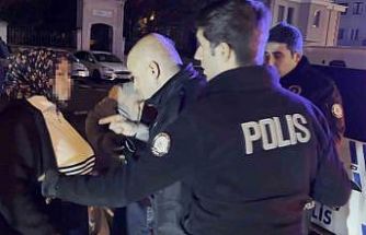 Kavga sonrası gözaltına alınan şahıs "Kapıyı kapatmayın" derken, annesi "Adam öldürmedi, çıkarın benim çocuğumu" dedi