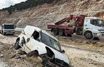 Kayalıklara çarpıp devrilen araçta 2 kişi yaralandı