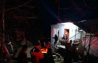 Kayıp olarak aranan yaşlı adam, 12 saat sonra bitkin halde ormanda yatarken bulundu