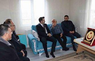 Kaymakam Eser, Tomarzalı şehit babasını ve Kıbrıs gazisini ziyaret etti