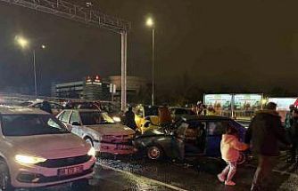 Kayseri’de otomobil kırmızı ışıkta bekleyen 5 araca çarptı: 2 yaralı