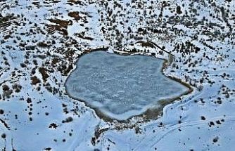 Kemah’taki Ardos Gölü dondu: Bin 660 rakımlı buz gölü drone ile görüntülendi