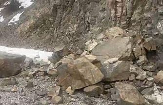 Kemah’taki deprem sonrası Hakbilir köyü yoluna kayalar düştü