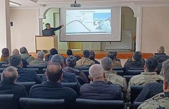 Kemaliye’de muhtarlar çığ tehlikesine karşı bilgilendirildi