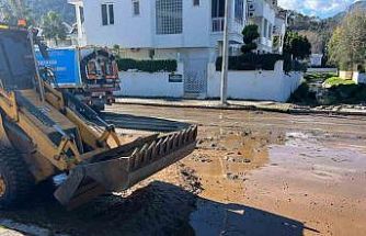 Kemer’de şiddetli yağış sonrası dağlardan inen kum ve balçıklar temizleniyor
