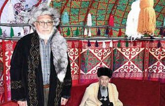 Kırgız aksakallıları otağ çadırında geçmişi yâd ediyor