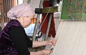 Kırgız Türkleri kültürlerini ilmek ilmek halılara dokuyor