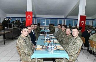 Kışlada askerlerle oruç açtılar