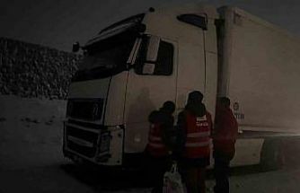 Kızılay’dan mahsur kalan sürücülere kumanya desteği