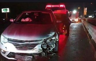 Kocaeli’de bariyerlere çarpan otomobilin sürücüsü yaralandı