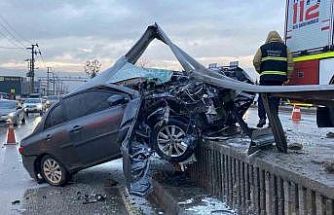 Kocaeli’de korkutan kaza: Otomobil bariyerlere ok gibi saplandı