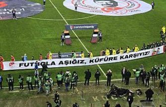 Kocaelispor ve Fenerbahçe sahaya ‘küfüre karşıyız’ pankartıyla çıktı