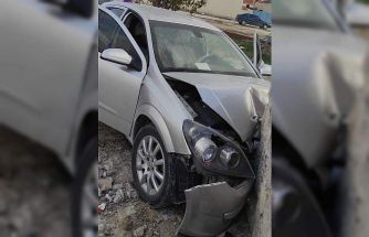 Kontrolden çıkan otomobil avlu duvarına çarptı: 4 yaralı