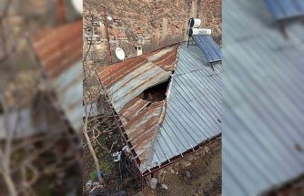 Konya’da dağdan kopan kaya parçası evin damına düştü