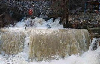 Konya’da eriyen kar suları Göksu Nehri’ni coşturdu