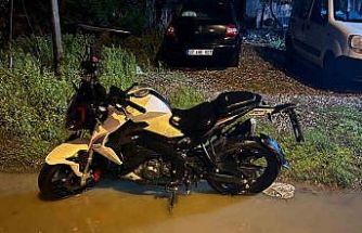 Köpeğe çarpmamak için manevra yapan motosikletin sürücüsü savrularak yaralandı