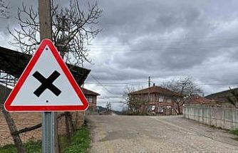 Köy yollarında tabela çalışmaları sürüyor